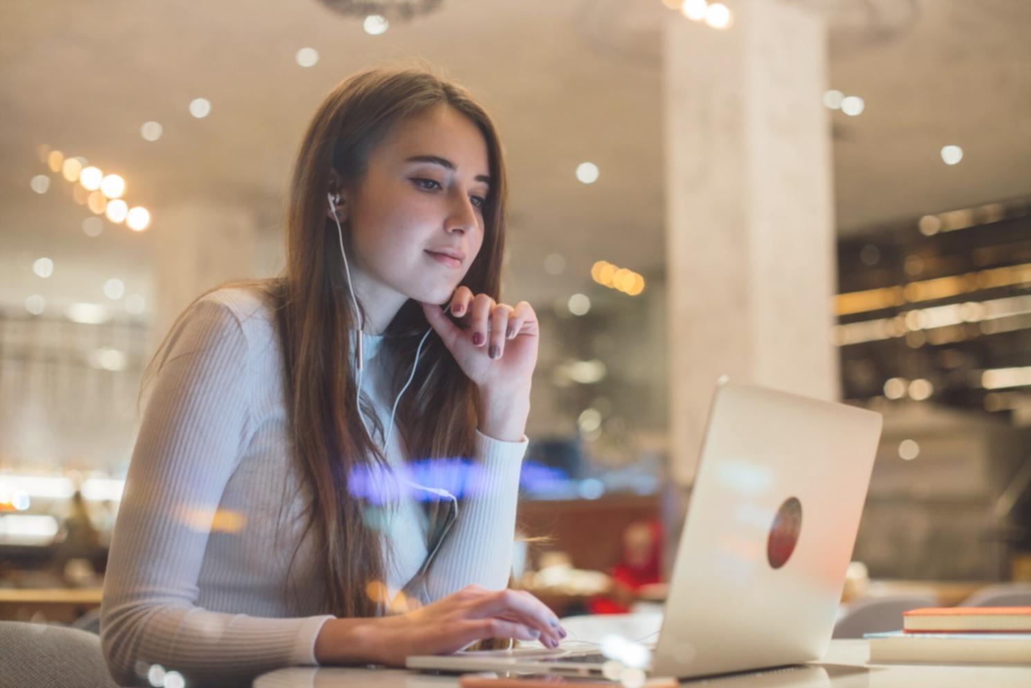 Студент вивчає налаштування професійної камери на практичному занятті