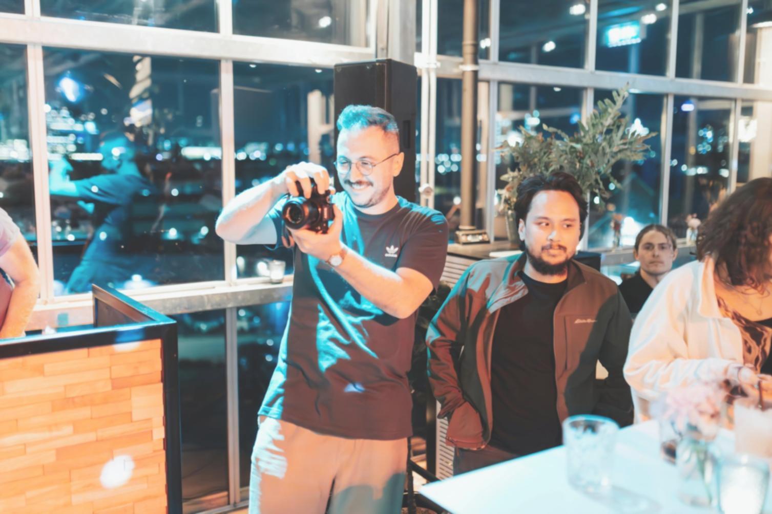 Процес професійної портретної зйомки в студії з освітлювальним обладнанням